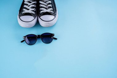 Keds ve gözlük, seçici odak