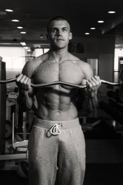 spor olarak güçlü bir adam