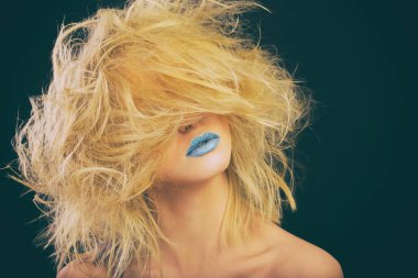 mavi dudaklı sarışın