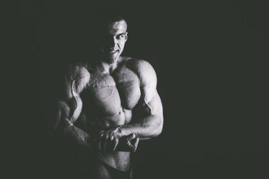 erkek gösteren kaslar