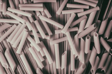 Ahşap arka planda farklı türde makarna.