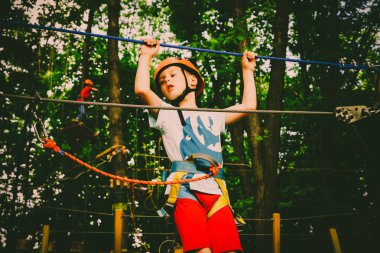 Çocuk bir halat Parkı tırmanıyor