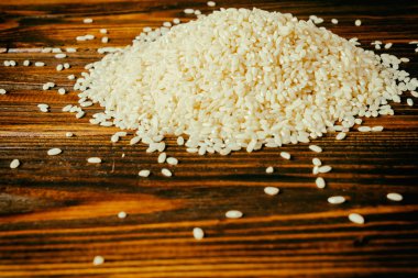 ahşap bir arka plan üzerinde pirinç