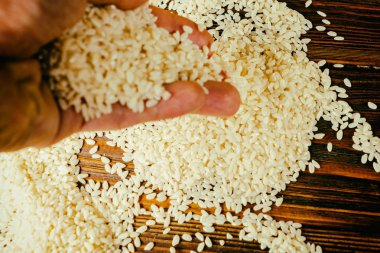 ahşap bir masa üzerinde pirinç