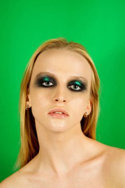 Makyaj yeşil gölgeler ile