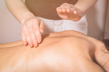 Spa salonunda masaj.