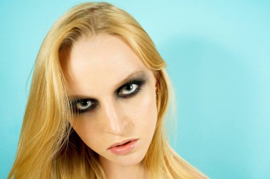 Yeşil gölgeli göz makyajı