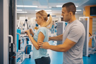 Kişisel eğitim kavramı. Koç ve istemci jimnastik salonu