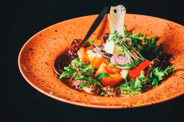 güzel bir tabakta salata