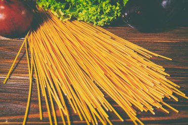 Spagetti ve sebze ahşap arka plan üzerinde