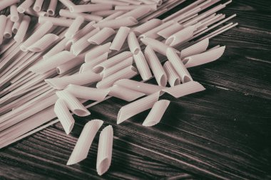 Ahşap arka planda farklı türde makarna.