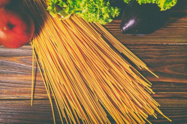 Spagetti ve sebze ahşap arka plan üzerinde