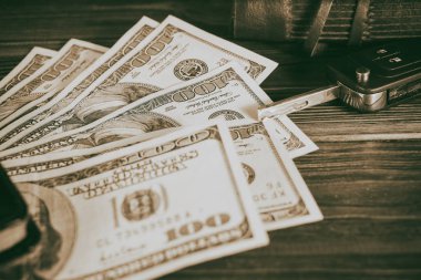 cüzdan ve araba anahtarları dolar