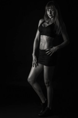 Güzel vücutlu, spor bir kız.