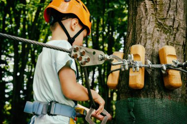 Çocuk bir kolye park tırmanıyor