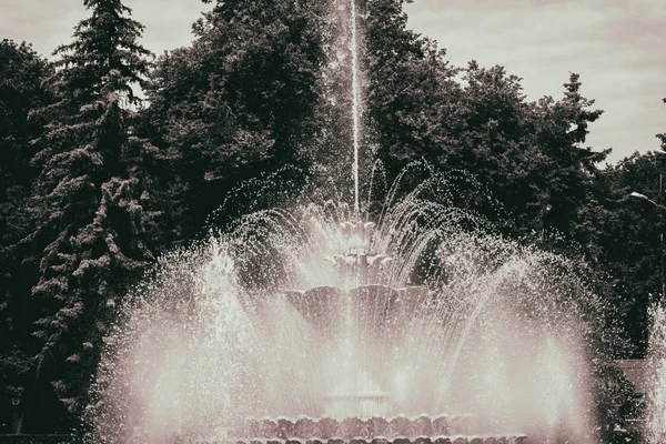 Bela fonte no parque — Fotografia de Stock