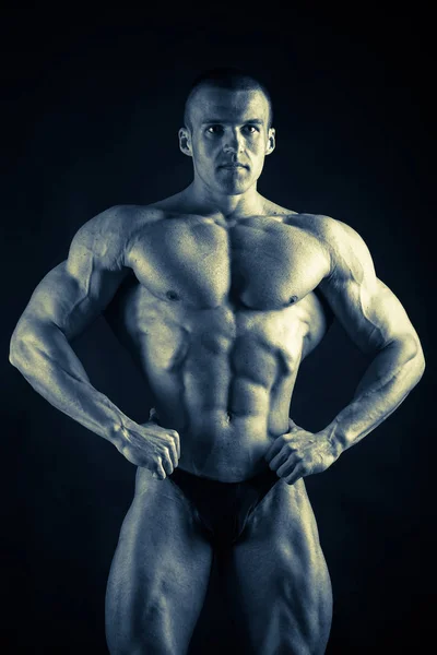 Bodybuilder på svart — Stockfoto