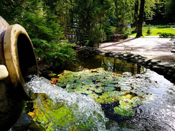 Cascada de un jarrón viejo — Foto de Stock