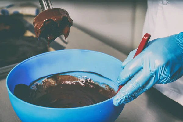 チョコレート艶出しの混合。ケーキを調理 — ストック写真