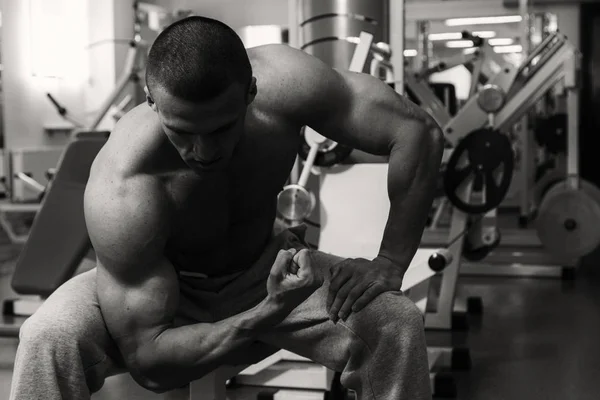 Proceso de entrenamiento de hombres en el gimnasio —  Fotos de Stock