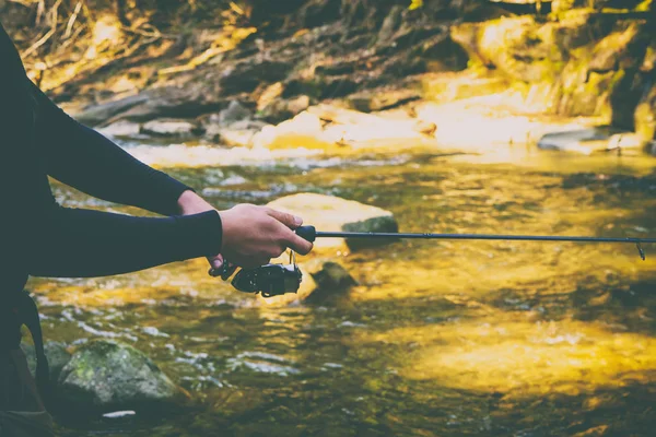 Rybář na krásné horské řeky v lese — Stock fotografie