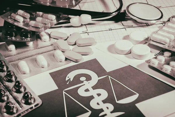 Tema de la farmacia, píldoras de la cápsula con antibiótico de la medicina en packag — Foto de Stock
