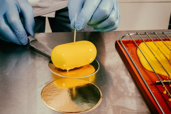 Preparación de brownies con glaseado amarillo — Foto de Stock