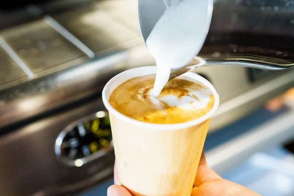 Kaffee kochen in der Kaffeemaschine — Stockfoto