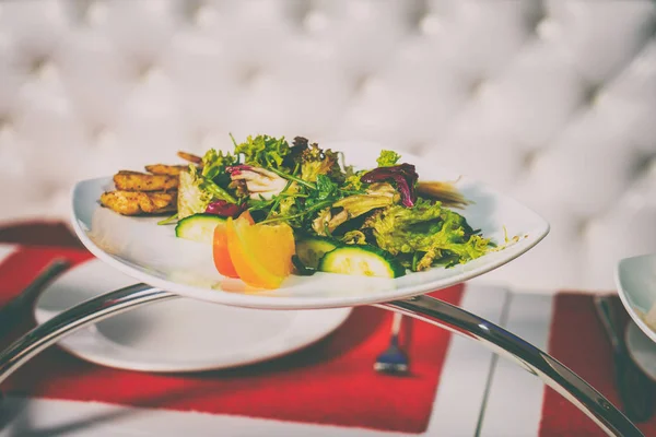 Prato com salada na mesa — Fotografia de Stock