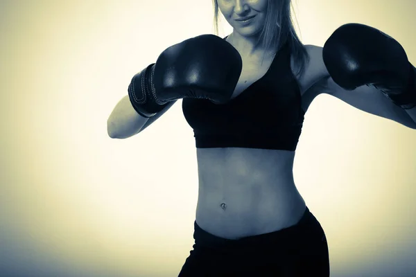 Chica en guantes de boxeo en el estudio — Foto de Stock