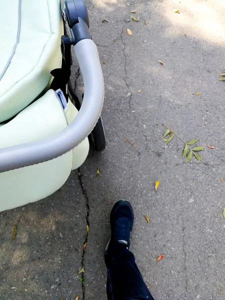 Griff aus Kinderwagen und Beinen — Stockfoto