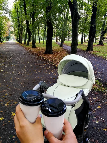 Caminar con un café y un cochecito — Foto de Stock