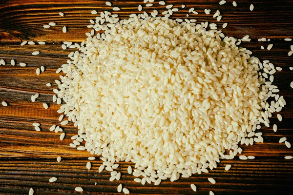 Arroz sobre fondo de madera — Foto de Stock