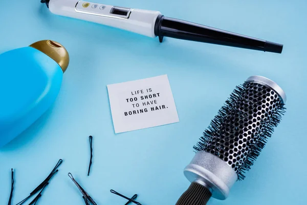 Концепція перукаря: щітка для волосся, прошарок, шпильки на синьому спині — стокове фото