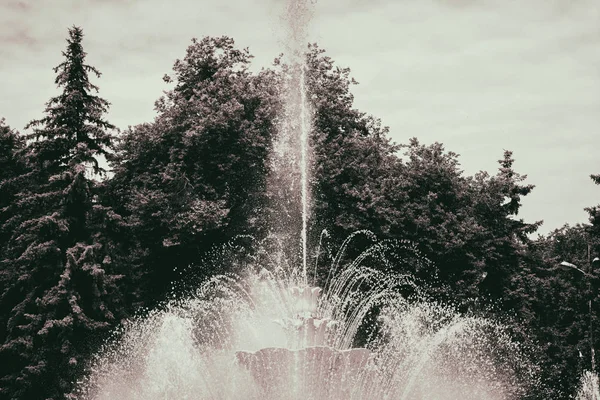 Красивый фонтан в парке — стоковое фото