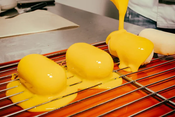 Preparación de brownies con glaseado amarillo — Foto de Stock