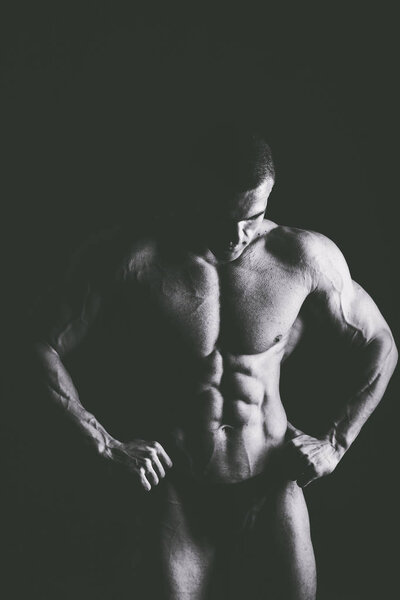 Мужчина показывает мышцы
