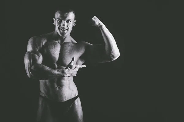 Bodybuilder sur noir — Photo