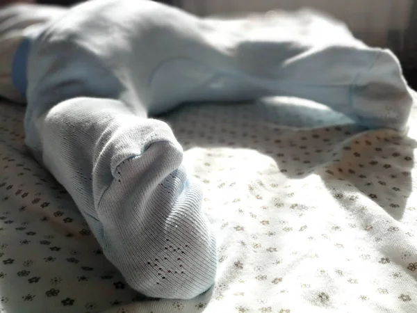 Pernas de bebê em controles deslizantes — Fotografia de Stock