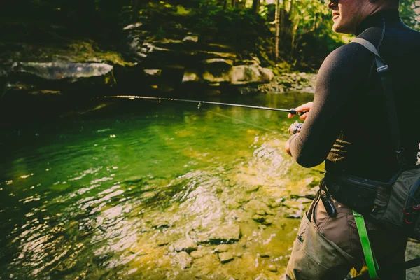 Rybář na krásné horské řeky v lese — Stock fotografie