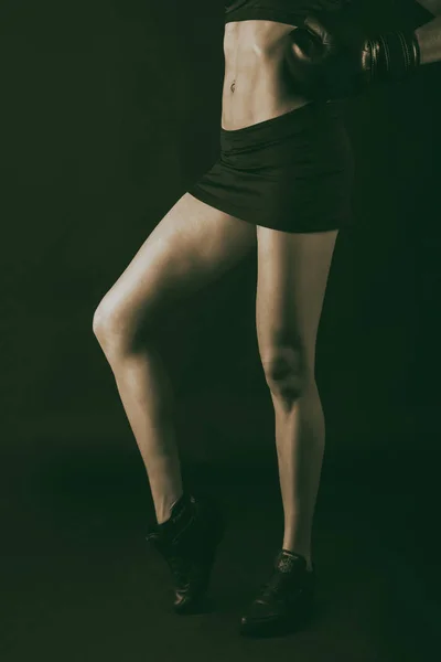 Mujer fitness sexy sobre fondo negro — Foto de Stock