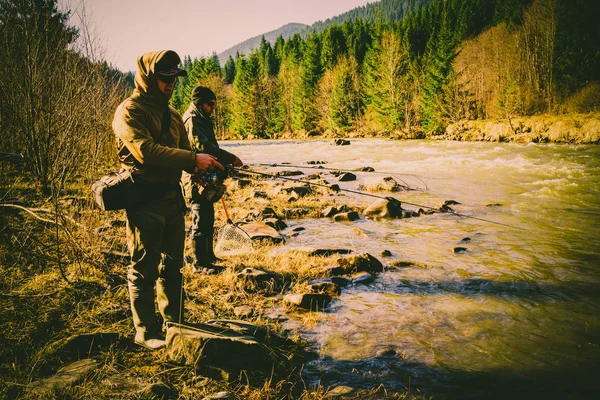 Pêche à la truite dans la rivière de montagne — Photo