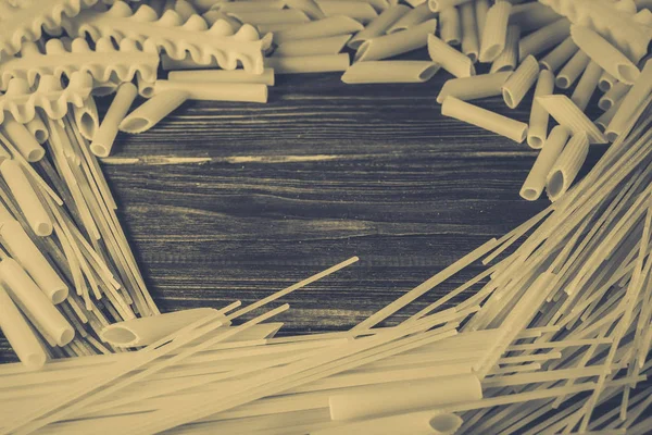 Macarrones sobre una mesa de madera — Foto de Stock