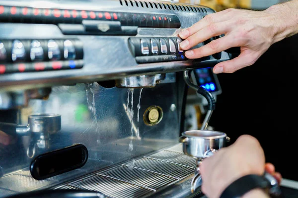 Barman prépare le café dans une machine à café — Photo
