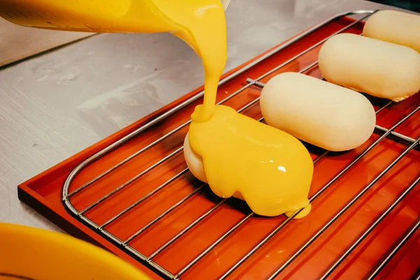 การเตรียมขนมอบสีเหลือง — ภาพถ่ายสต็อก