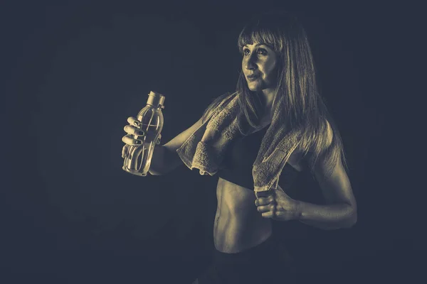 Chica después de entrenar con agua y una toalla — Foto de Stock