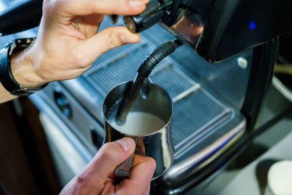 Kaffee kochen in der Kaffeemaschine — Stockfoto