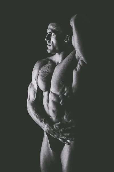 Bodybuilder på svart — Stockfoto