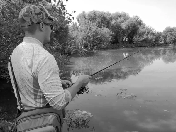 Fiskaren är fiske på sjön i sommar — Stockfoto