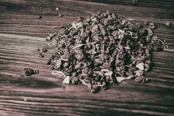 Ahşap arka planda yeşil çay